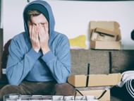Sleepy at work (Image via Unsplash/Christian Erfurt)